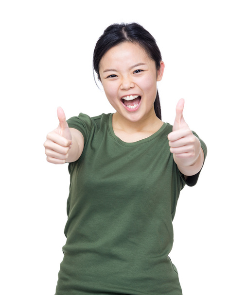 ενθουσιασμένος ασιατική γυναίκα που εμφανίζονται δύο αντίχειρες χέρια - Φωτογραφία, εικόνα
