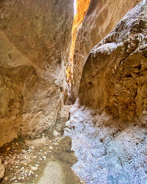 między wielkimi kamiennymi ścianami, przez kanion w Hiszpanii - Zdjęcie, obraz
