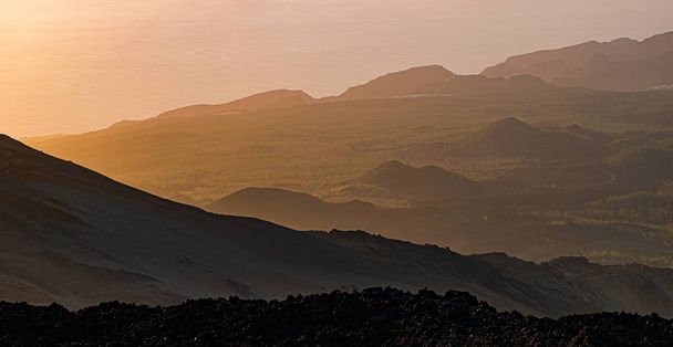 Günbatımında Teide Ulusal Parkı manzarası. Pico de Teide, Tenerife, Kanarya Adaları, İspanya - Fotoğraf, Görsel