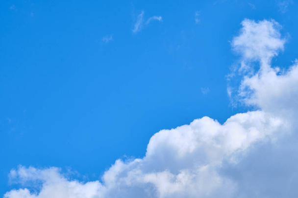 Estate cielo nuvoloso diurno con radi con spazio copia - Foto, immagini