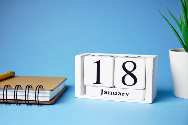 Восемнадцатый день зимнего месяца календарь январь. - Фото, изображение