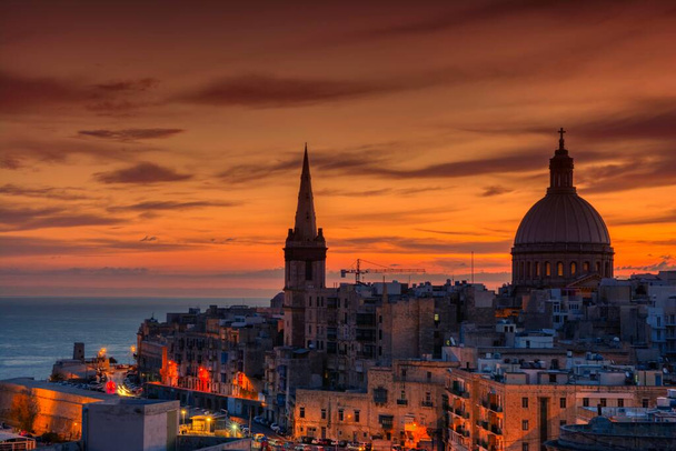 Dawn kilátás a karmelita templom Miasszonyunk Mount Carmel Valletta, Málta - Fotó, kép