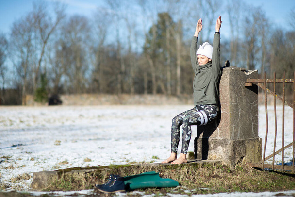 Yoga al aire libre. Mujer feliz haciendo ejercicios de yoga. Meditación de yoga en la naturaleza. Concepto de estilo de vida saludable y relajación. - Foto, imagen