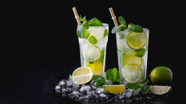 Frissítő nyári alkoholos koktél mojito jéggel, friss mentával és lime-mal. Fénymásolási tér. - Fotó, kép
