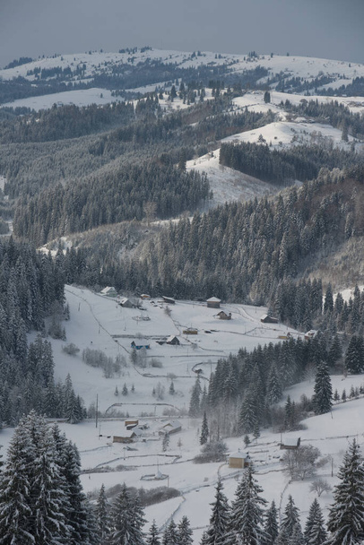 Nieuwjaar Sneeuw in de Bergen, prachtig uitzicht op de bergen en bomen takken en winterlucht - Foto, afbeelding