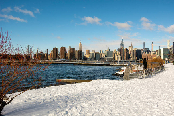 Нью - Йорк після зимового шторму з Парку передавачів (Грінпойнт, Бруклін, Нью - Йорк, США).  - Фото, зображення
