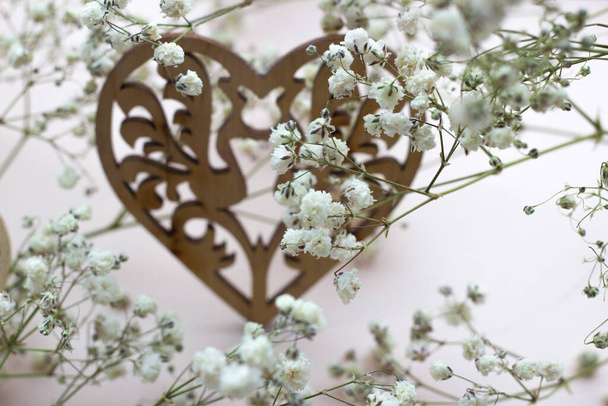 coeurs en bois et fleurs blanches sur fond clair - Photo, image