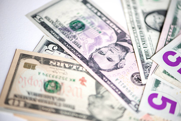 Uma parte de dólares americanos no fundo branco - Foto, Imagem
