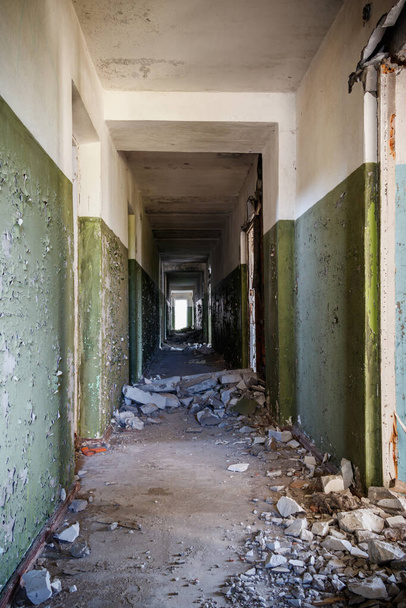 Largo corredor de casa abandonada en ruinas - Foto, Imagen