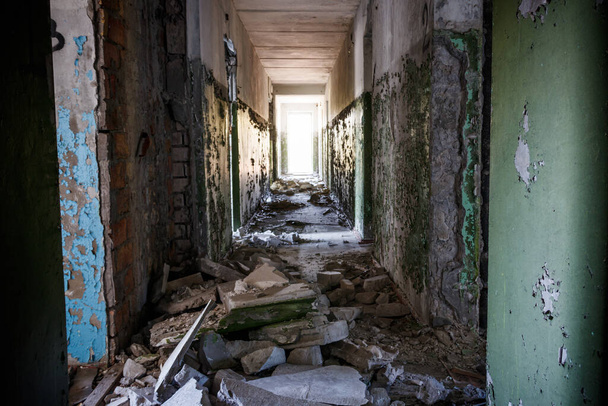 Largo corredor de casa abandonada en ruinas - Foto, imagen