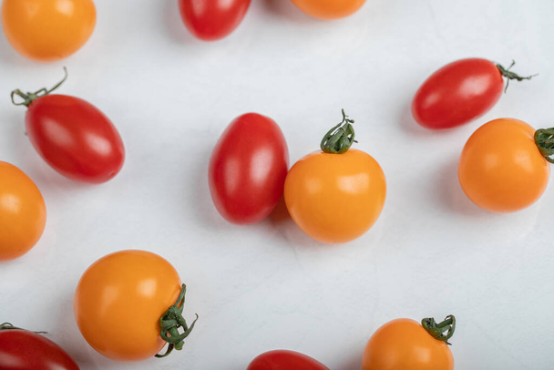 Beyaz arkaplandaki kiraz domateslerinin fotoğraf yığınını kapat - Fotoğraf, Görsel