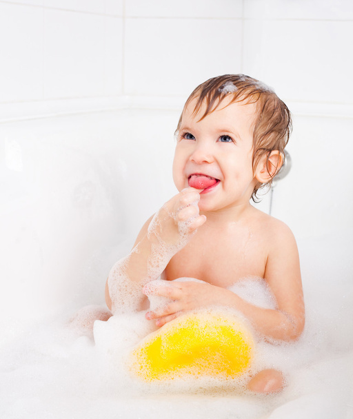 Little boy taking a bath - Фото, изображение