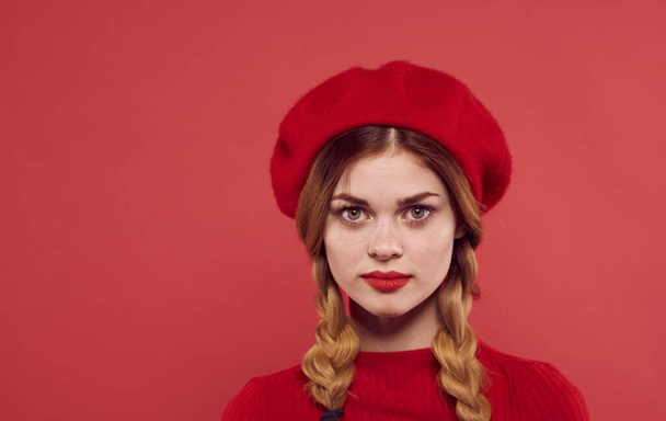 Hezká žena atraktivní vzhled červené rty copánky izolované pozadí close-up - Fotografie, Obrázek