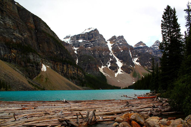 Typowy Kanada: Piękne i słynne Moraine Lake w Banff Nationalpark, Alberta, Kanada.  - Zdjęcie, obraz