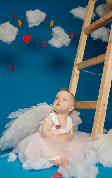 Sevgililer Günü için mavi arka planda küçük tatlı kız melekler. - Fotoğraf, Görsel
