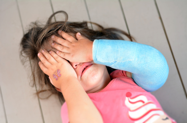 Petite fille maltraitée avec un bras cassé
 - Photo, image