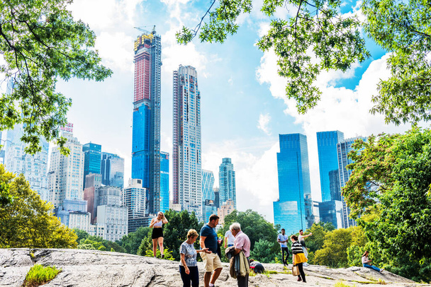 2018年9月26日:中央公園。マンハッタンの高層ビルが見えるセントラルパークビュー。観光客のための人気の目的地。米国ニューヨーク市. - 写真・画像