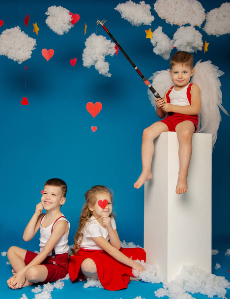 Two cute boys and a girl of angels on Valentine's Day - Foto, Imagem