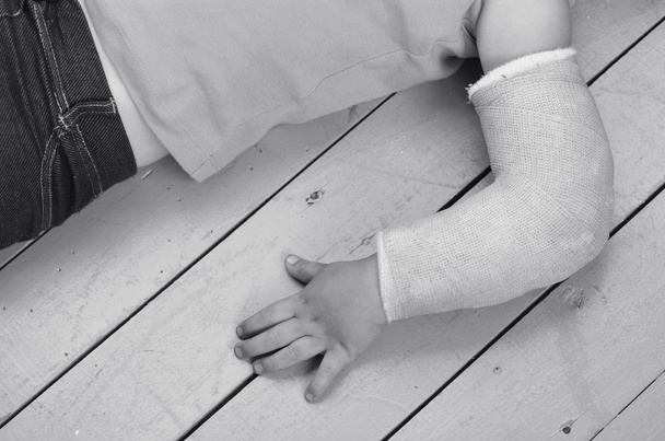 Niño con brazo fundido
 - Foto, imagen