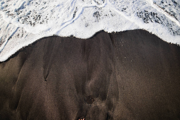 Musta hiekkaranta Los Gigantes, Teneriffan saari, Espanja. kesälomat - Valokuva, kuva