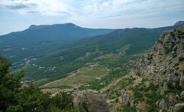 View of the Chatyr-Dag plateau from the top of the Demerdzhi mountain range in Crimea. - Фото, изображение