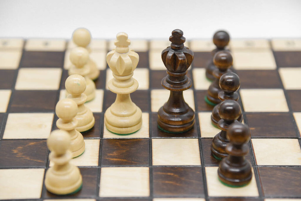 Musta ja valkoinen puinen luvut shakki aluksella - Valokuva, kuva