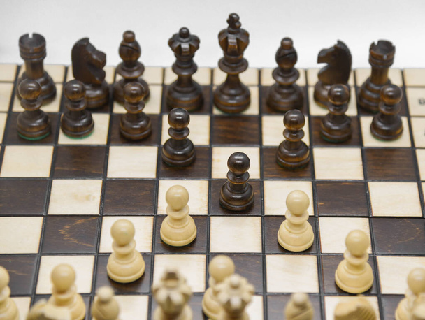 Fekete-fehér fa figurák sakk a táblán - Fotó, kép