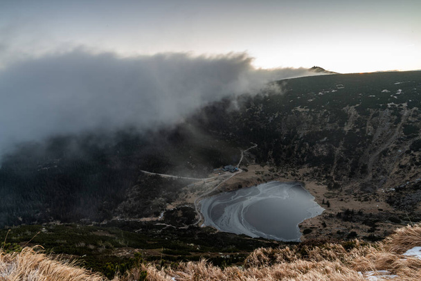 カルコノゼ山脈の小さな池の眺め - 写真・画像