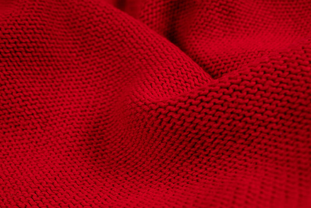 Большой изогнутый изгиб на красной кашемировой ткани - Фото, изображение