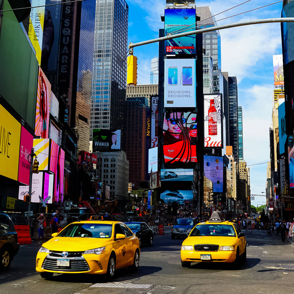 Times Square par une belle journée d'été avec des taxis jaunes de New York City Taxi conduisant à travers des panneaux d'affichage colorés. Manhattan, New York. - Photo, image