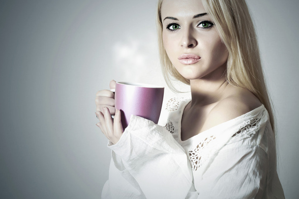 Bella donna bionda che beve caffe '. Una tazza di tè. Bevanda calda. Buongiorno.
 - Foto, immagini