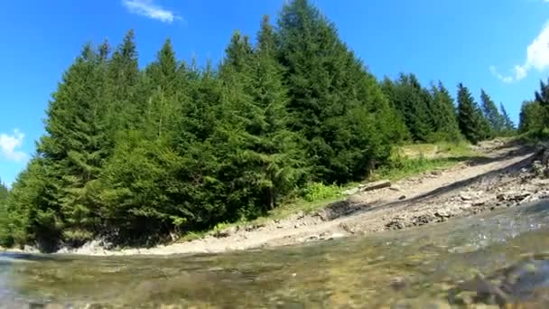 Belle scène de paysage de montagne avec rivière coulante et reflet lumineux - Séquence, vidéo