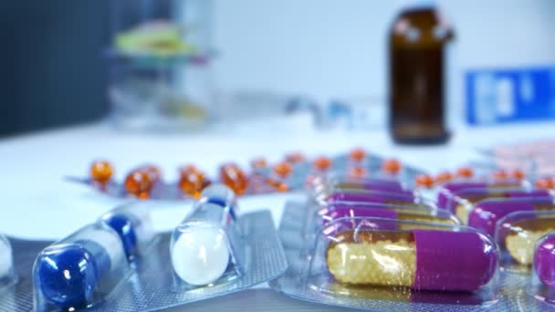 Macro Veduta dei medicinali colorati utilizzati per la guarigione - Filmati, video