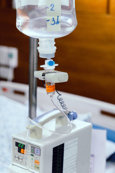 Cura medica, dettaglio della flebo di soluzione salina per il paziente in ospedale
 - Foto, immagini