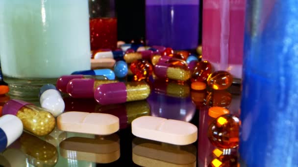 Vista macro de medicamentos coloridos usados para curar - Filmagem, Vídeo