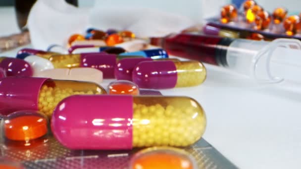 Vista macro de medicamentos coloridos usados para cura e agulha  - Filmagem, Vídeo