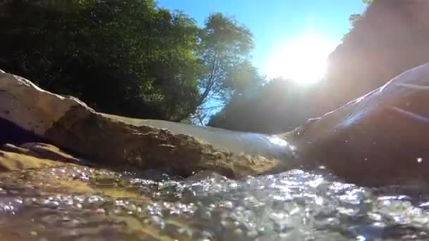 Sehr schöne Berglandschaft mit fließendem Fluss und hellen Spiegelungen - Filmmaterial, Video