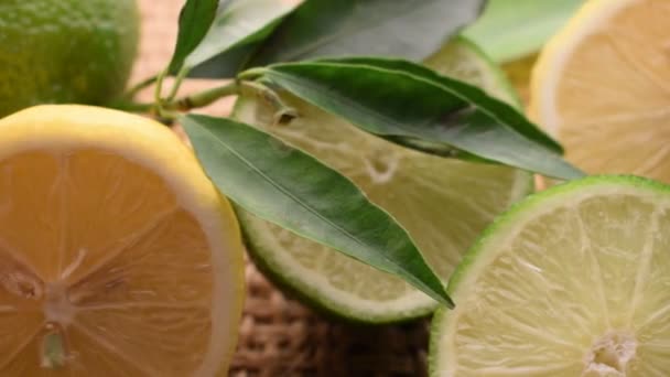 Close-up op gesneden citroenen en limoenen - Video