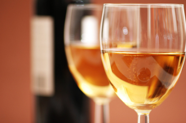 iki Şarap kadehi ve bir şişe şarap - Fotoğraf, Görsel