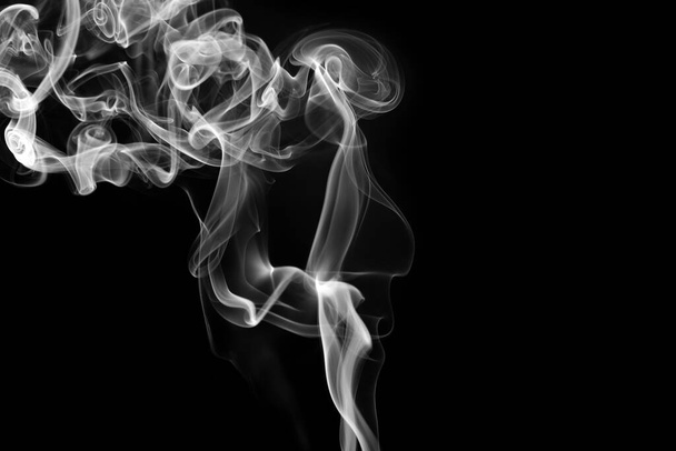 Fragmentos de humo sobre fondo negro - Foto, Imagen