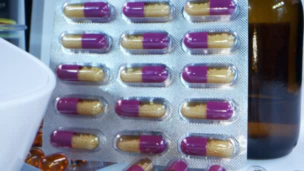 Pillole colorate di medicina e sfigmomanometro - Filmati, video