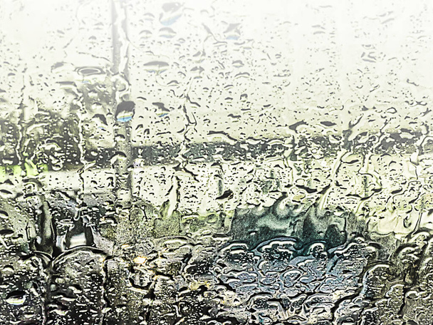 Az eső a szélvédő mögötti kocsiból látszik. - Fotó, kép