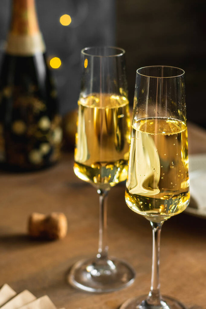 Uroczystości z szampanem, dwie szklanki na stole - Zdjęcie, obraz