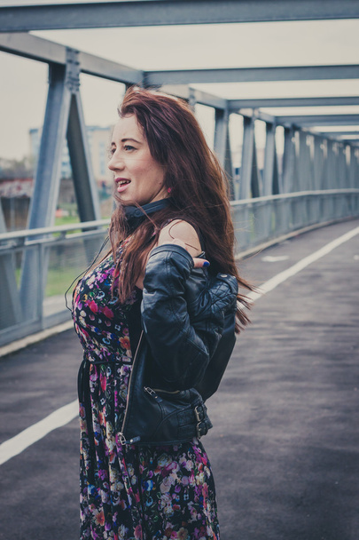 Pretty girl posing on a bridge - Fotoğraf, Görsel
