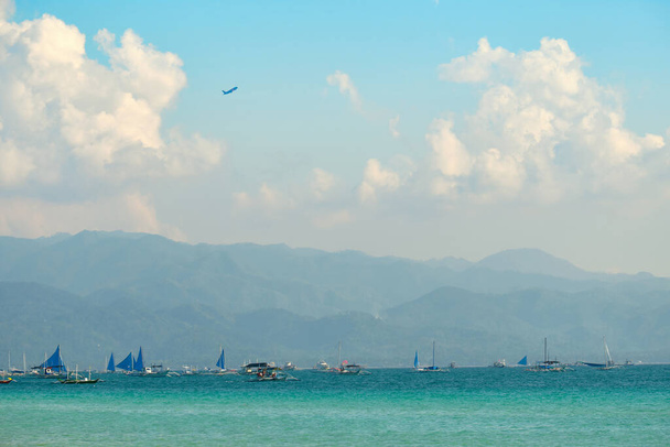 Boracay adasının beyaz plajı. Turistler plaj boyunca yürür ve denizde yüzerler. Coronavirüs salgınından birkaç gün önce. - Fotoğraf, Görsel