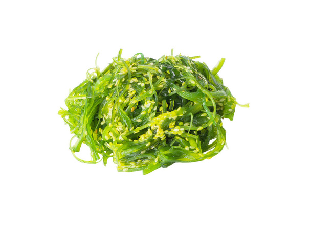 Ensalada de wakame aislada sobre fondo blanco. concepto de alimentos para la salud. - Foto, imagen