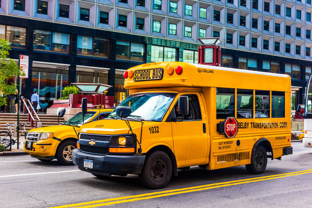 NEW YORK, USA - 2018. szeptember 25.: Iskolabusz várakozik az Ötödik sugárúton. Hagyományos sárga iskolabusz. Manhattan, New York állam. Egyesült Államok - Fotó, kép
