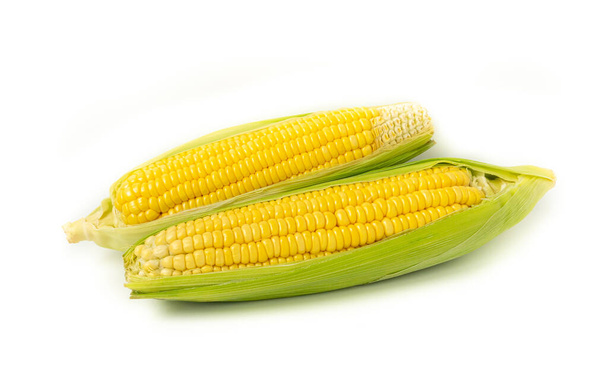 Свіжа кукурудза ізольована на білому тлі як елемент дизайну упаковки. концепція вегетаріанської їжі. здорове харчування
 - Фото, зображення
