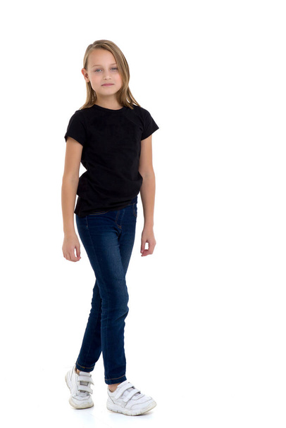 Chica rubia bonita en camiseta negra - Foto, imagen