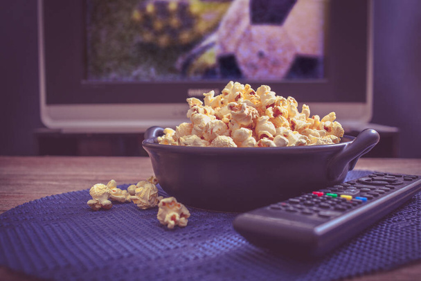 Popcorn zum Fußballschauen im Live-Fernsehen. - Foto, Bild